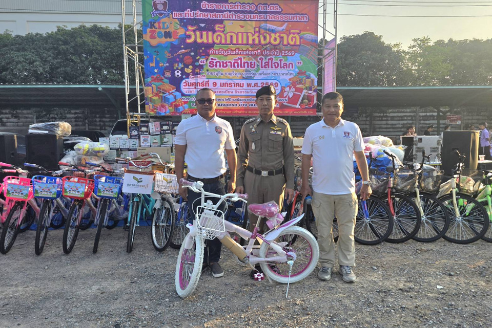 "สน.ธรรมศาลา" จัดเต็มงานวันเด็ก! แจกของขวัญเพียบ เด็กยิ้ม ผู้ปกครองปลื้มทั้งงาน