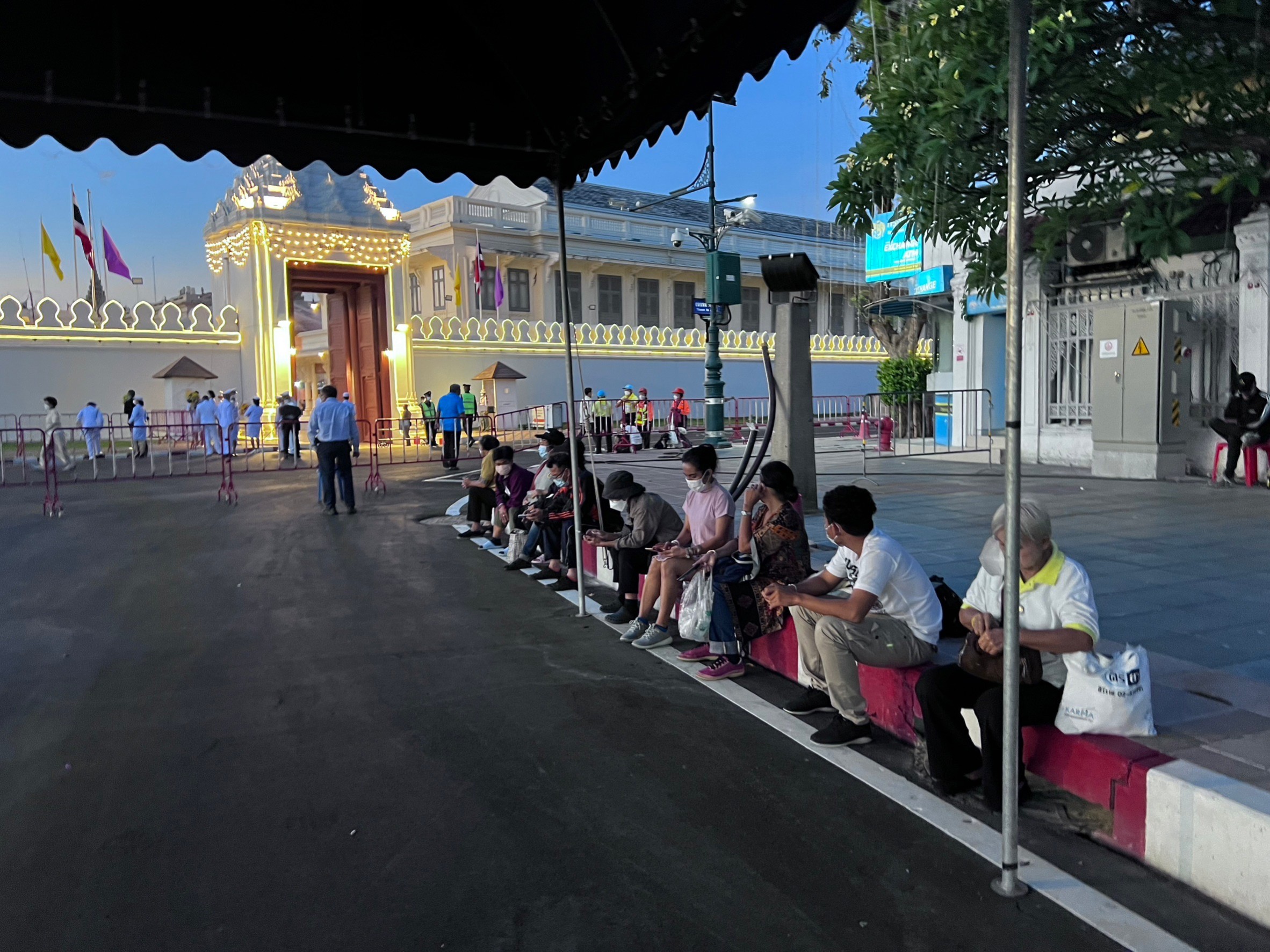 ประชาชน ต่อคิวรอลงนามถวายพระพร เนื่องในวันขึ้นปีใหม่ พร้อมรับ"ปฏิทินหลวง 2566" ในหลวง -​พระราชินี พระราชทาน