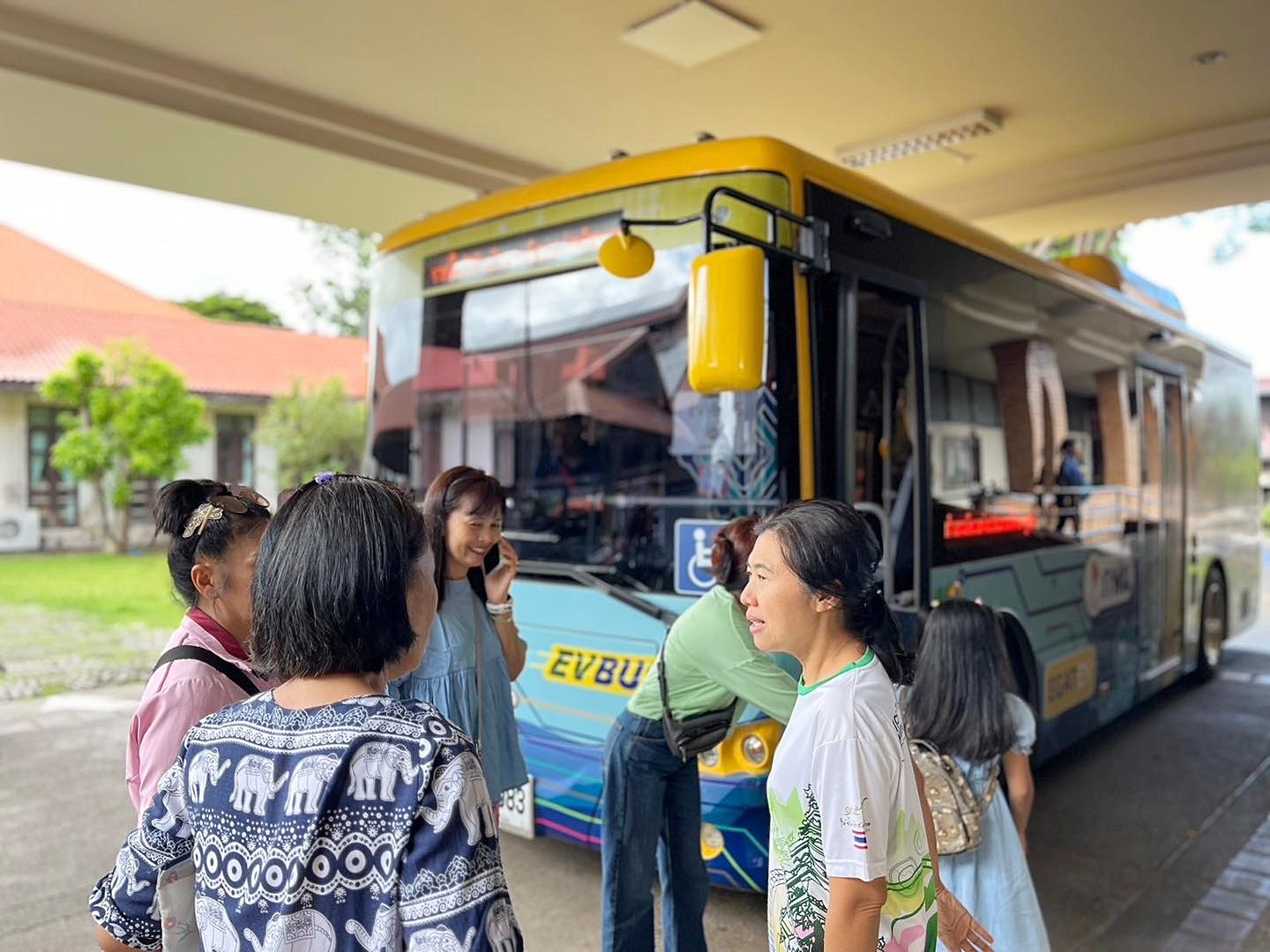 เทศบาลเมืองแม่ฮ่องสอน ร่วมกับ กฟผ. เปิดให้บริการ รถ EV Bus เข้าเยี่ยมชมศูนย์การเรียนรู้