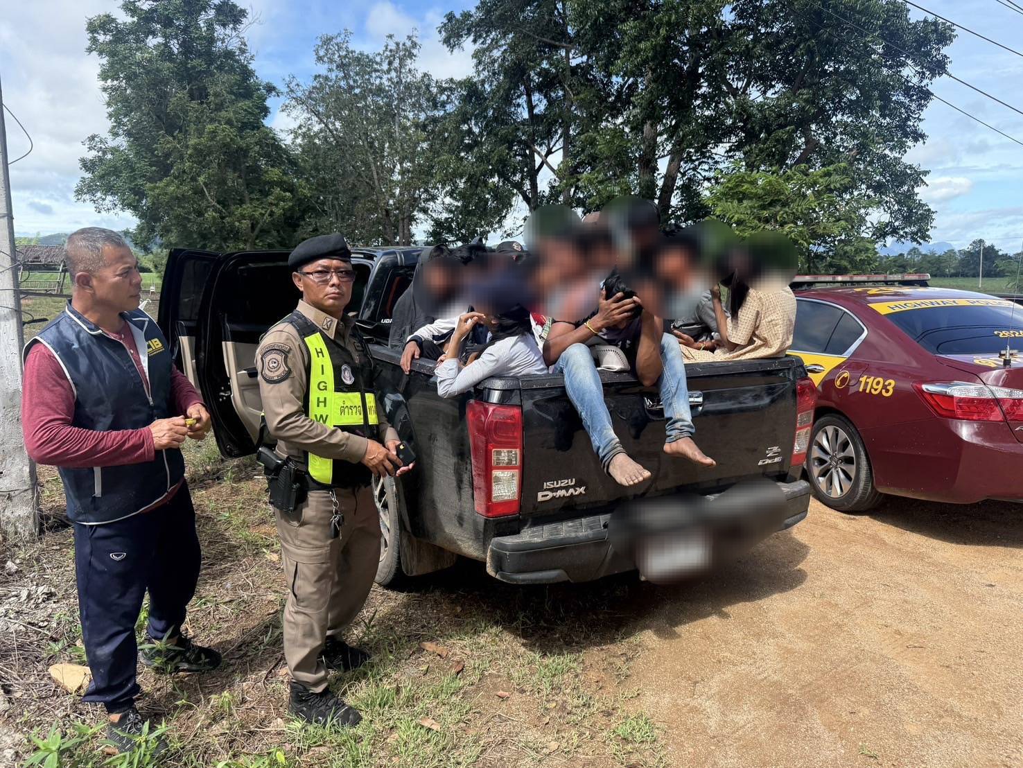 รวบคารถ! ตร.ทล.กาญจนบุรี สกัดกระบะดำ ซุก 17 แรงงานเมียนมา พร้อมนายหน้าไทย