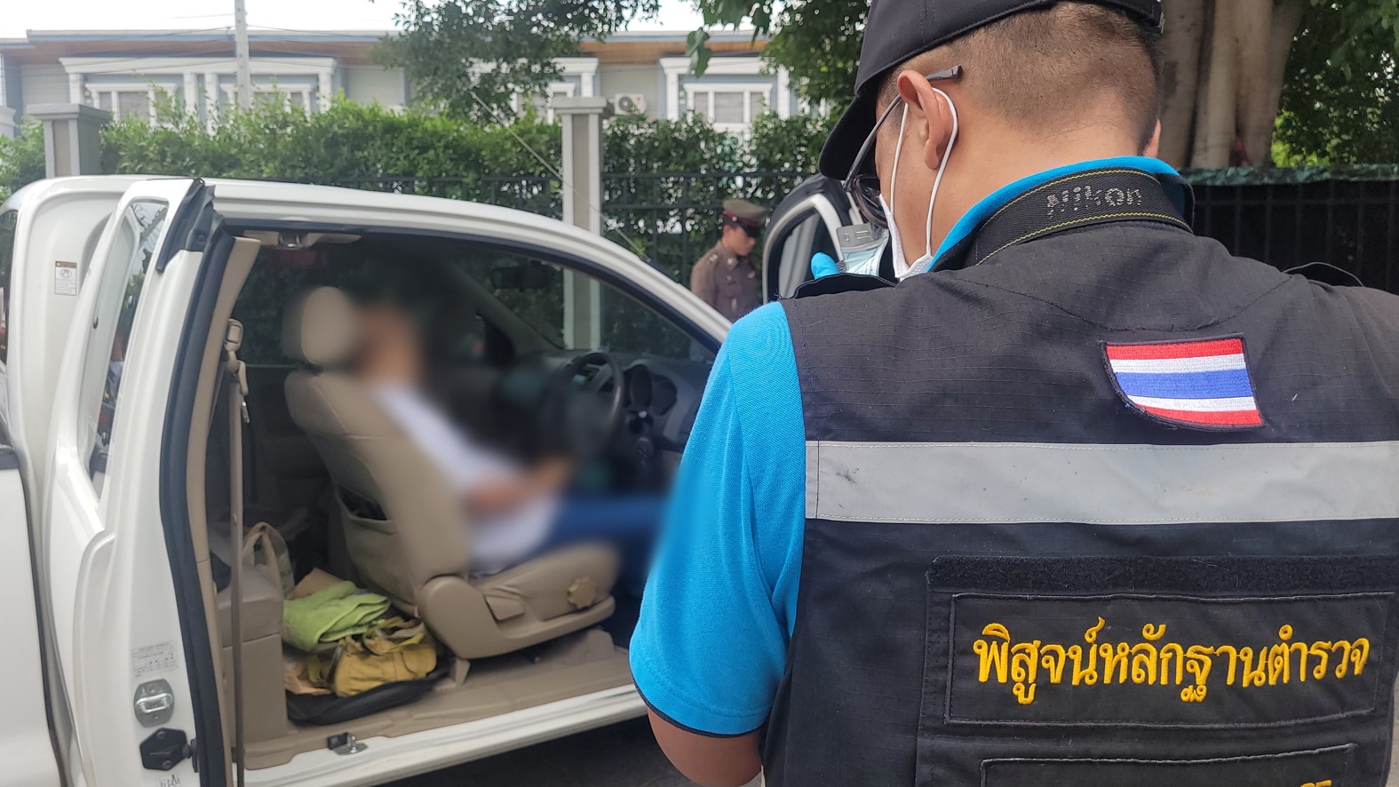 ชายวัย 64 จอดรถรมควันหน้าศาลเจ้า ย่านสำโรงเหนือ