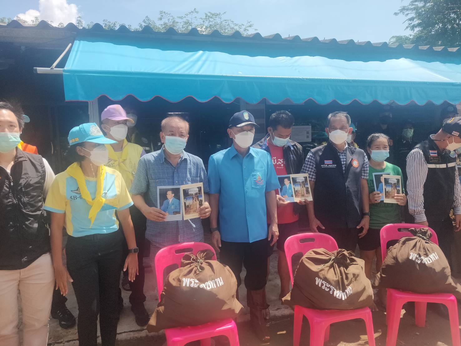 ผู้ว่าฯระยอง นำถุงยังชีพแจกชาวบ้านพื้นที่น้ำท่วม มูลนิธิเพื่อนพึ่ง(ภาฯ)ยามยาก ตั้งโรงครัวพระราชทาน