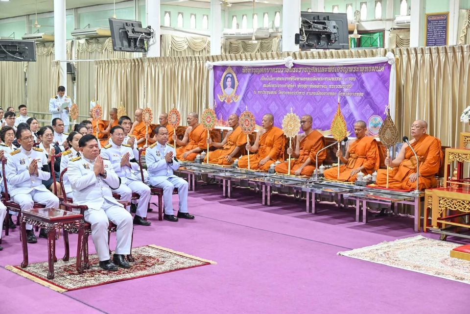 ชาวอ่างทอง รวมใจทำบุญตักบาตร-ปล่อยพันธุ์สัตว์น้ำ 2 แสนตัว เฉลิมพระชนมพรรษาสมเด็จพระนางเจ้าฯ พระบรมราชินี  