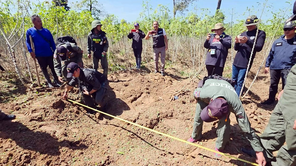 พบหัวจรวด BM-21 ตกค้างชายแดนไทยหลายจุด! EOD เร่งทำลาย คงเหลือกว่า 80 หลุมจากเหตุปะทะเขมร