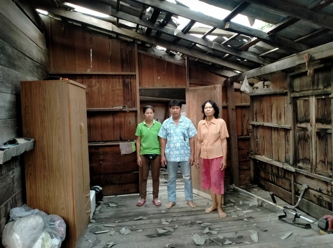 ลำปางเกิดหลังคาปลิว! เจอพายุลมแรง หลังคาเสียหายหนัก ที่หมู่บ้านนาน้ำมัน อ.ห้างฉัตร