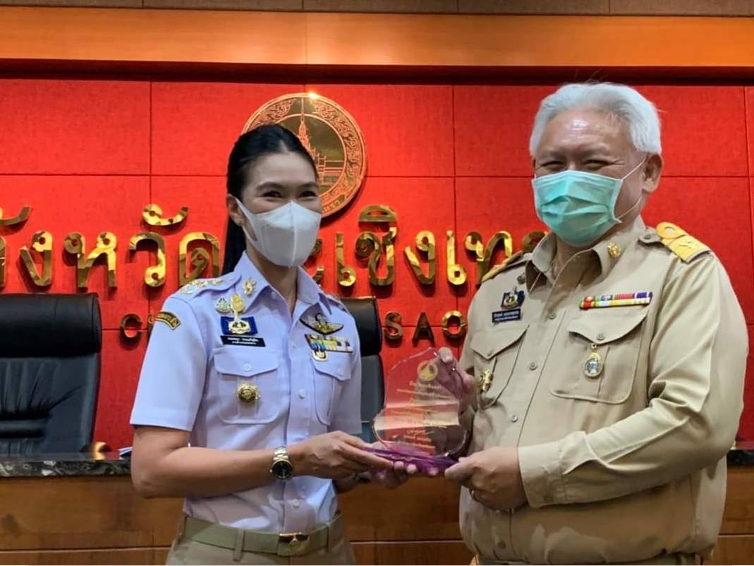 นอภ.แปลงยาว  รับมอบโล่รางวัลเชิดชูเกรียติองค์กรชุมชนอำเภอคุณธรรมต้นแบบระดับจังหวัด.       