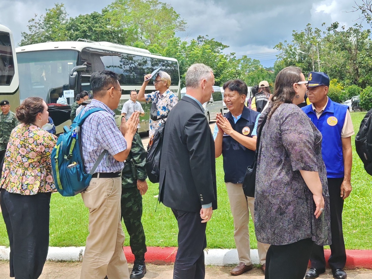 นายก อบจ.ศรีสะเกษ ต้อนรับคณะทูต ตรวจชายแดนไทย–กัมพูชา ชูแก้ปัญหาด้วยสันติวิธี