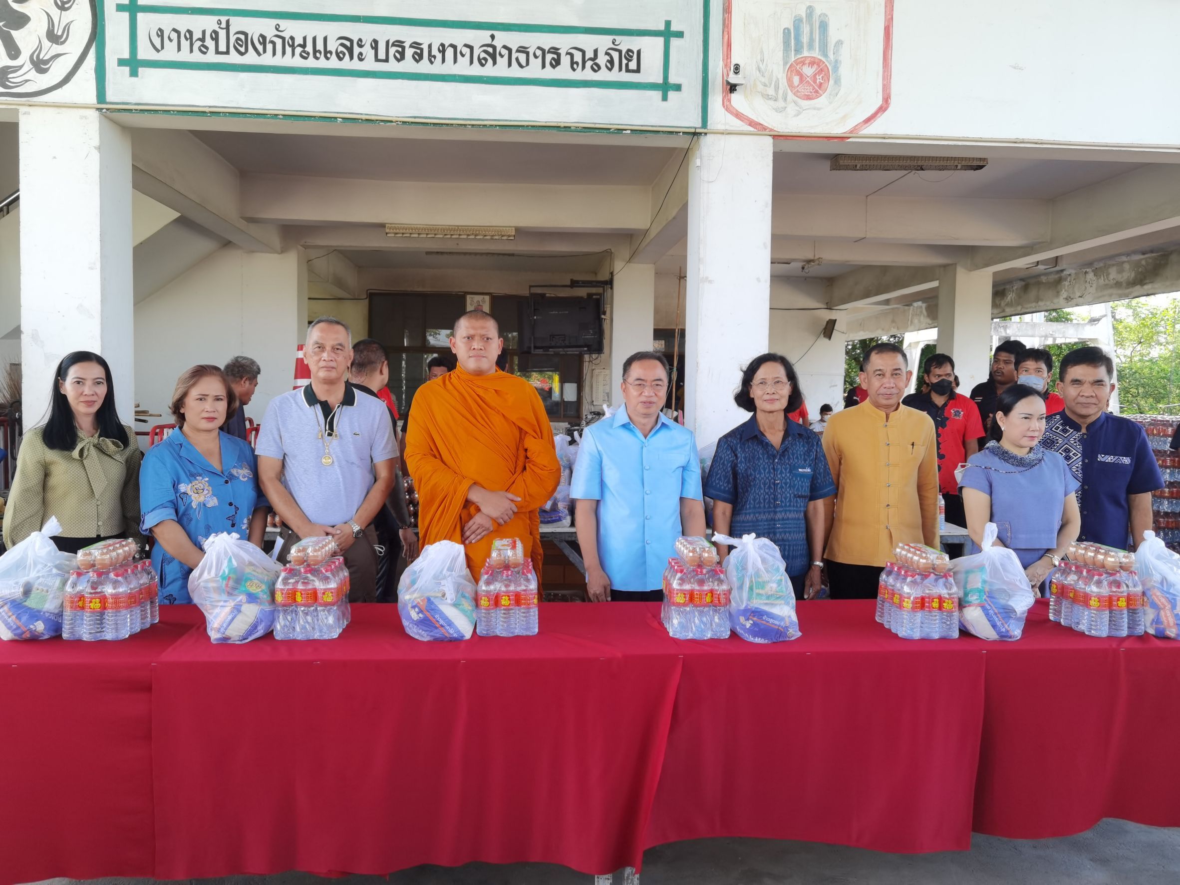 คุณพระช่วยของแท้! เจ้าอาวาสวัดระฆังฯ ช่วยผู้ประสบอุทกภัยในเขตเทศบาลบางน้ำเชี่ยว