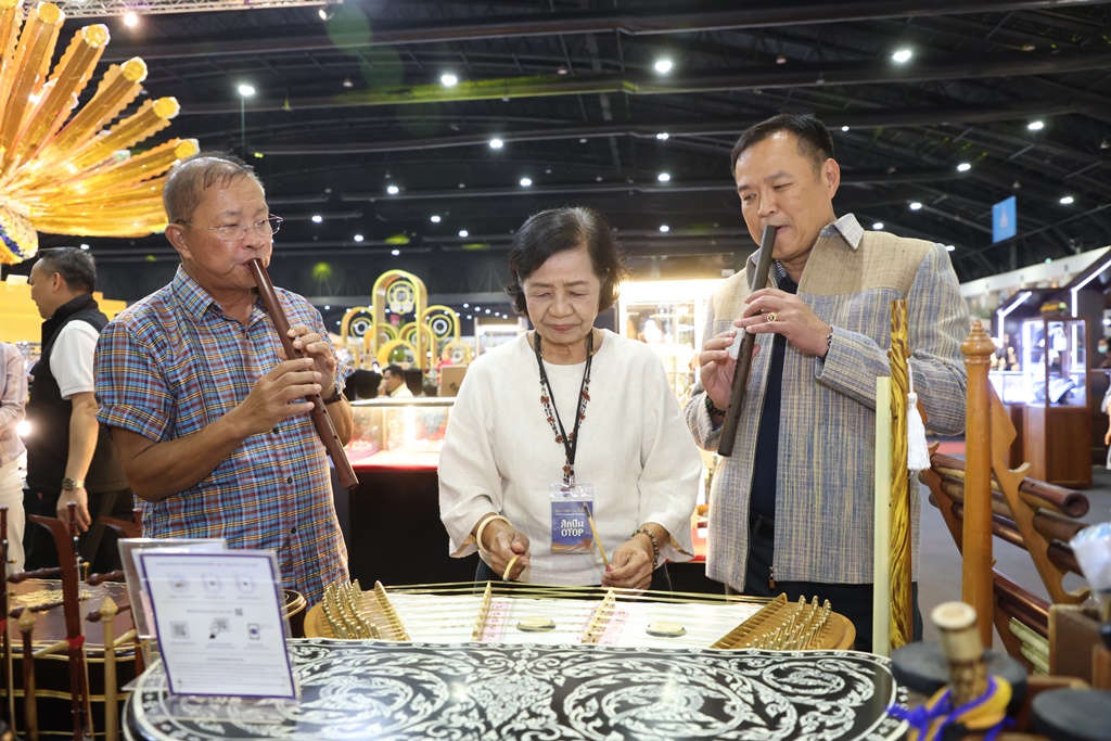 มท.1 เดินเยี่ยมชมงาน OTOP ศิลปาชีพ พบปะให้กำลังใจผู้ประกอบการ โชว์เป่าขลุ่ย ร่วมกับประธานวุฒิสภา  