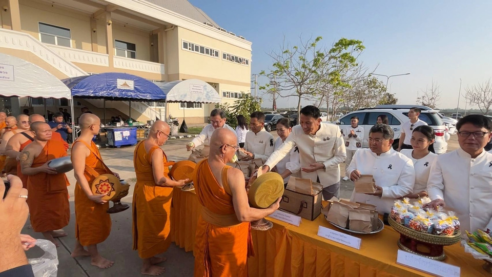 ชาวขอนแก่นสวมชุดขาวร่วมทำบุญตักบาตร เนื่องในวันมาฆบูชา แน่นพุทธมณฑลอีสาน