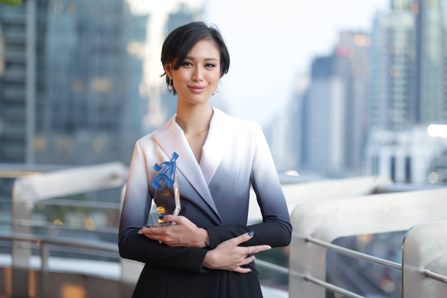 ลุคใหม่สวยเฉียบ “เฌอเอม ชญาธนุส” คว้ารางวัล คนรุ่นใหม่นักสร้างแรงบันดาลใจ เวที SIAMRATH ONLINE AWARD 2020