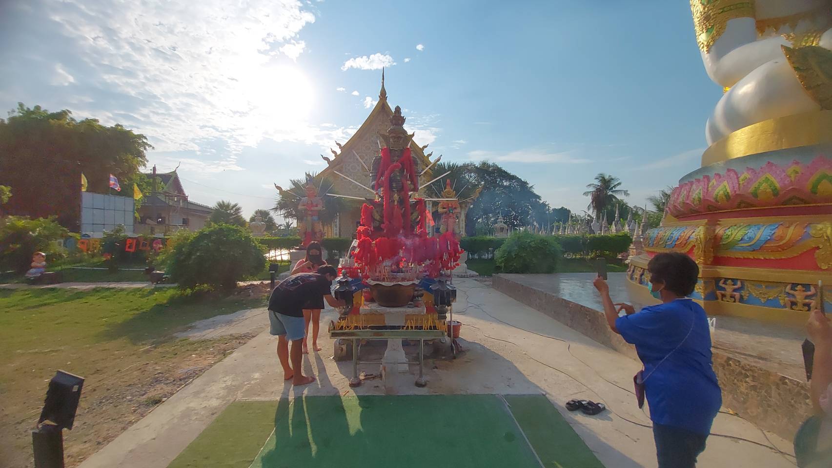 แรงศรัทธาไม่ถดถอยหลังนักแสวงบุญบูชา "ท้าวเวสสุวรรณ" ถูกรางวัลกว่าล้านบาท