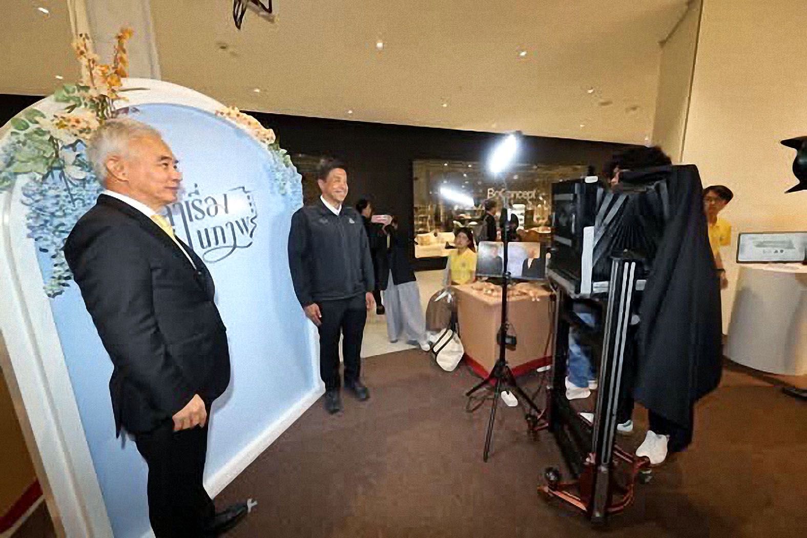 มูลนิธิภาพถ่ายฯร่วมกับกลุ่มบริษัทพราวจัดนิทรรศการเฉลิมพระเกียรติ “72 พรรษามหาวชิราลงกรณ” ที่บลูพอร์ต หัวหิน