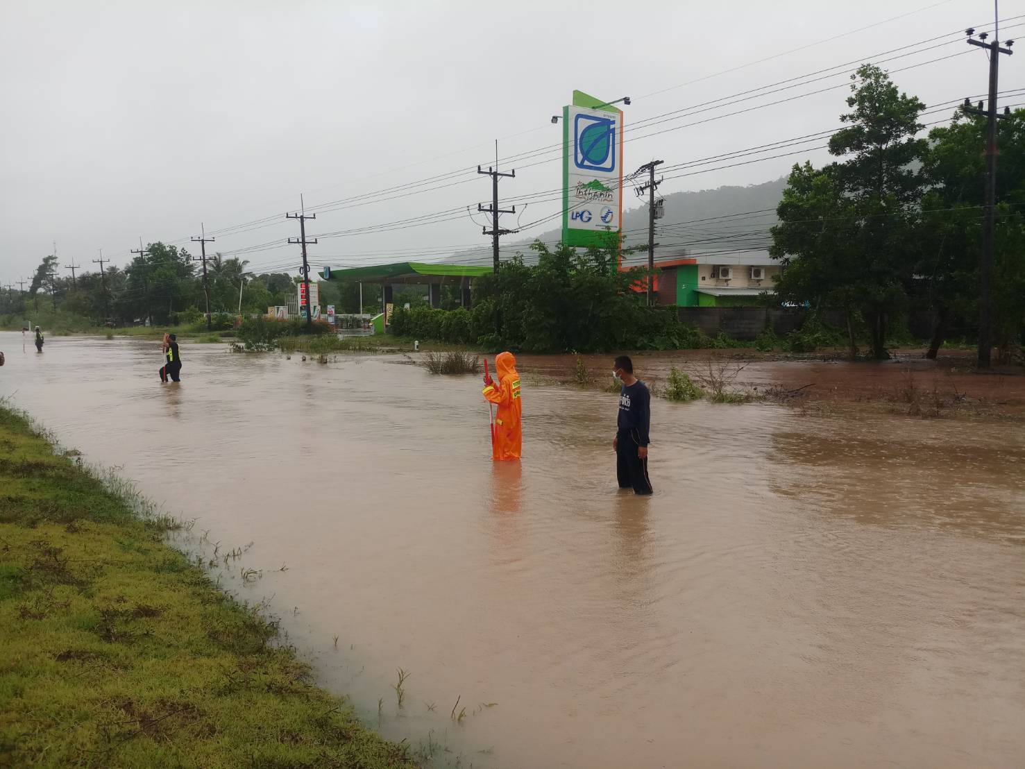 ฝนตกหนักน้ำท่วมถนนสุขุมวิท ช่วงต.ชำราก -ต.แหลมกลัด ทางหลวงตราดบอกระบายไม่ทัน
