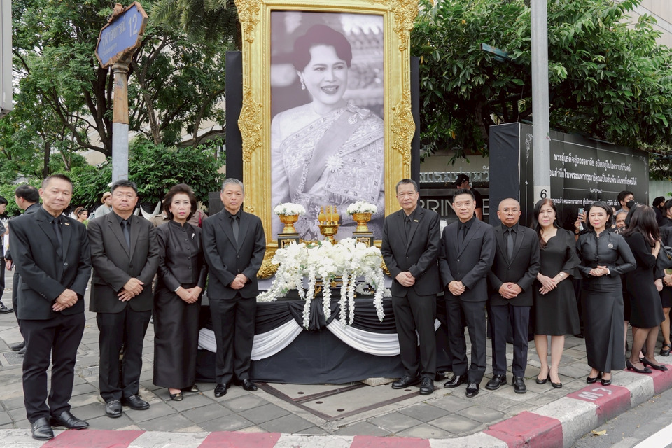 คณะผู้บริหาร–พนักงาน MBK Group ร่วมเฝ้าฯ รับเสด็จ ในหลวง–พระราชินี เชิญพระบรมศพ “พระพันปีหลวง” ไปยังพระบรมมหาราชวัง