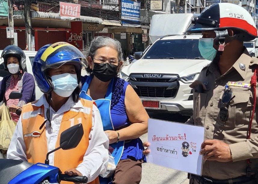 'ตร.พัทยา'กวดขันมอเตอร์ไซค์เพียงตักเตือน  สวมหมวกกันน็อกเพื่อความปลอดภัย