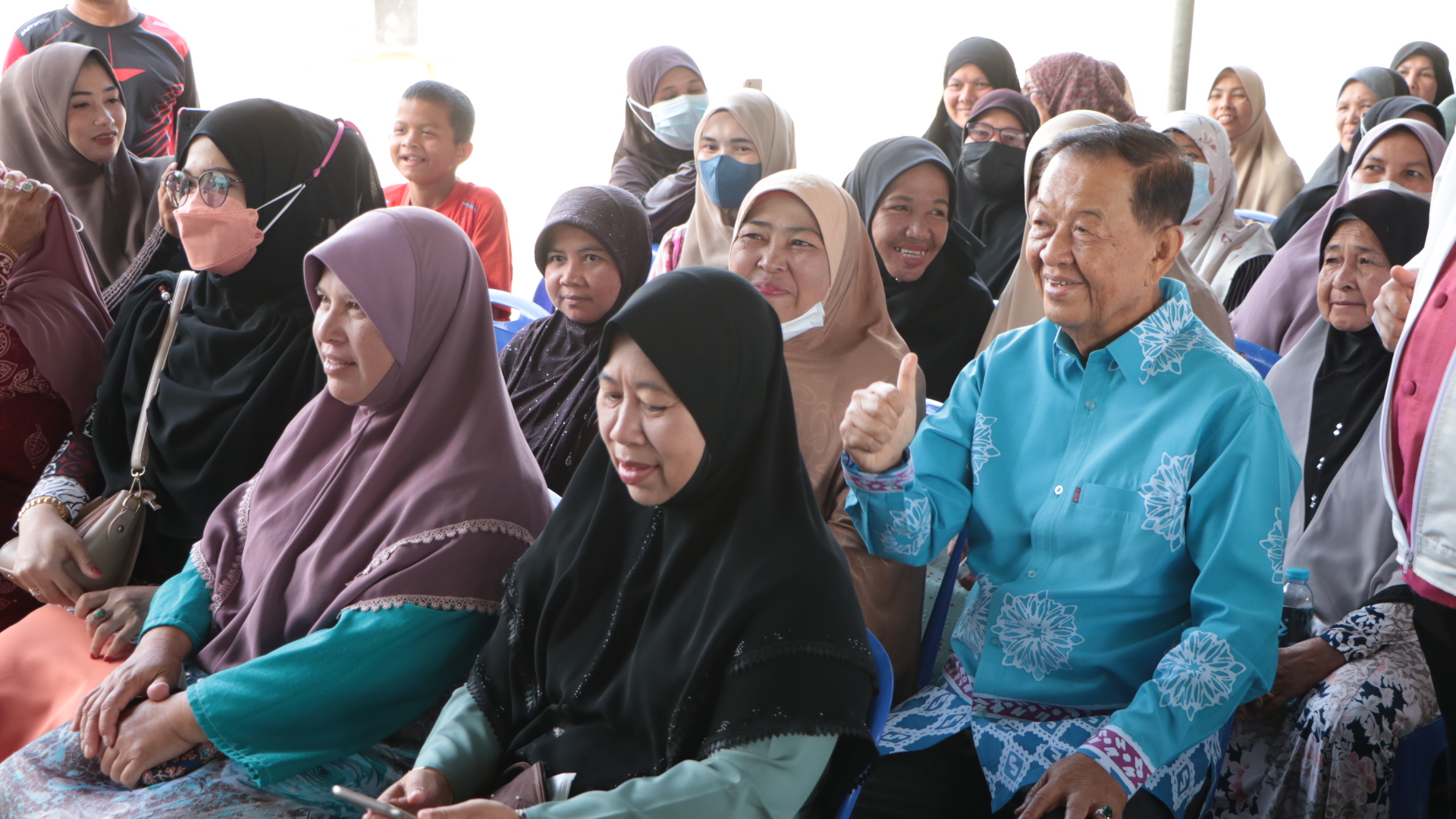 พรรคประชาชาติ อ้อนสตรี  "วันนอร์- ทวี" มั่นใจ ลั่นเลือกพรรค มีสวัสดิการและบัตรคนรวยทุกคน        