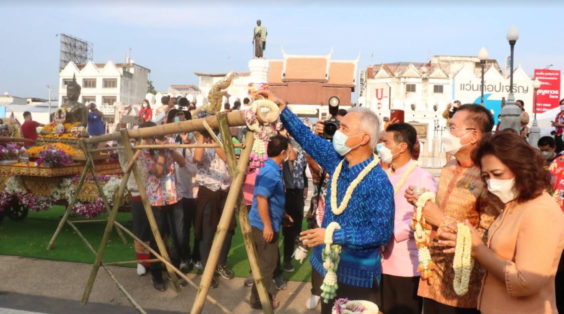 สงกรานต์โคราชย้อนยุคอัญเชิญพระคันธารราษฎร์ลอดซุ้มประตูเมืองย่าโม 