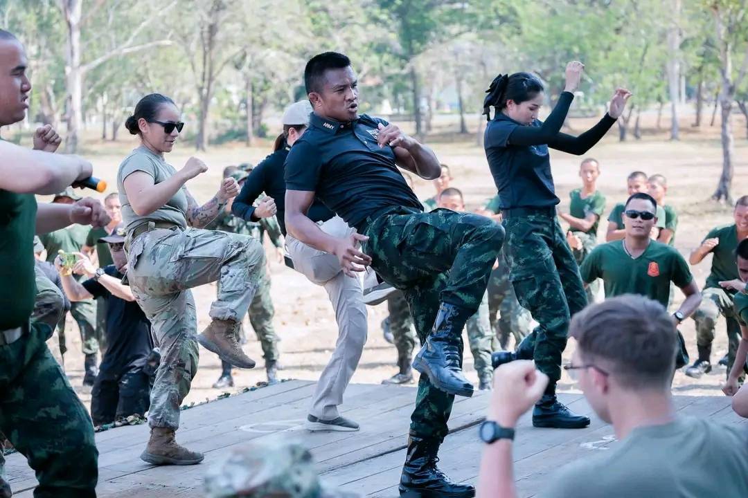 “บัวขาว” นำศิลปะแม่ไม้มวยไทย ถ่ายทอดให้แก่กำลังพลกองทัพสหรัฐฯ ในการฝึกร่วมผสม