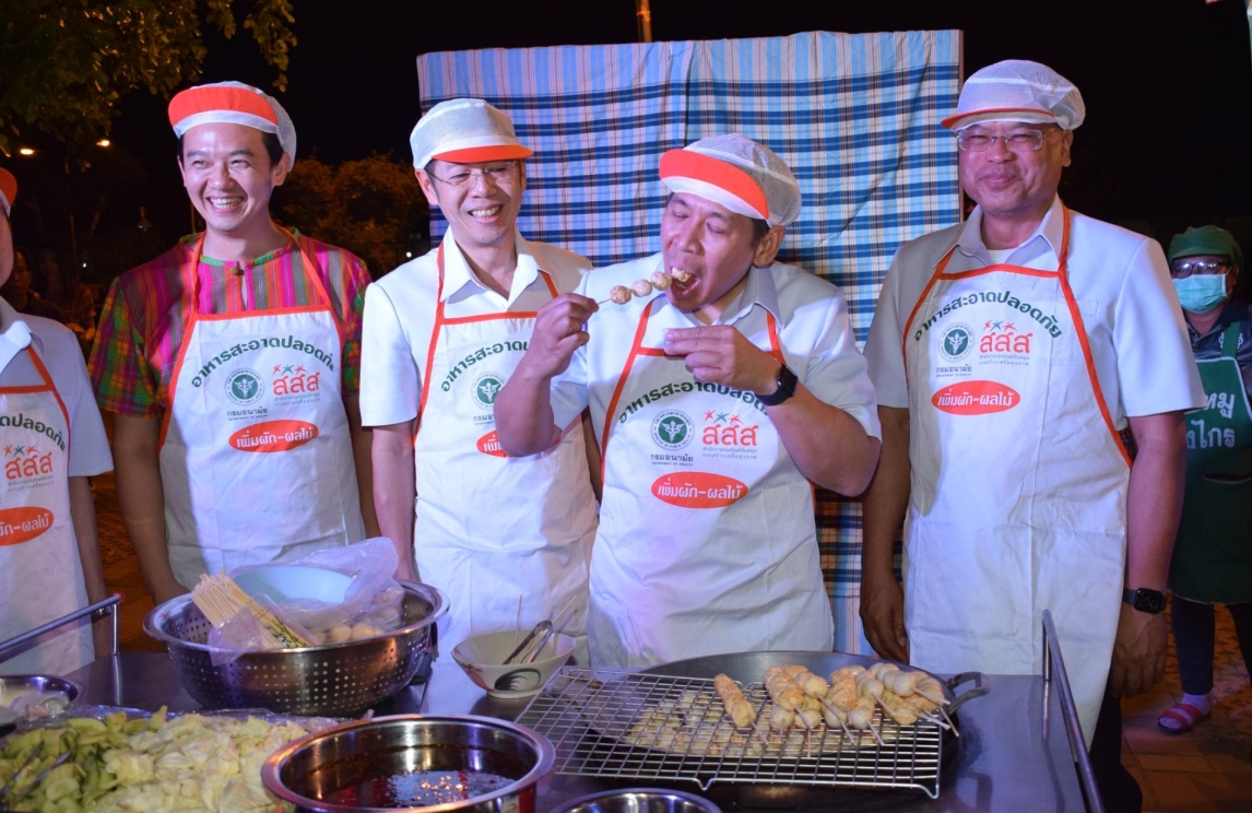 ที่ปรึกษา รมช.สธ. เปิด “มหกรรมอาหารริมบาทวิถีปลอดภัยฯ” โชว์ กินลูกชิ้นยืนกิน-ปิ้งขนมโป่ง