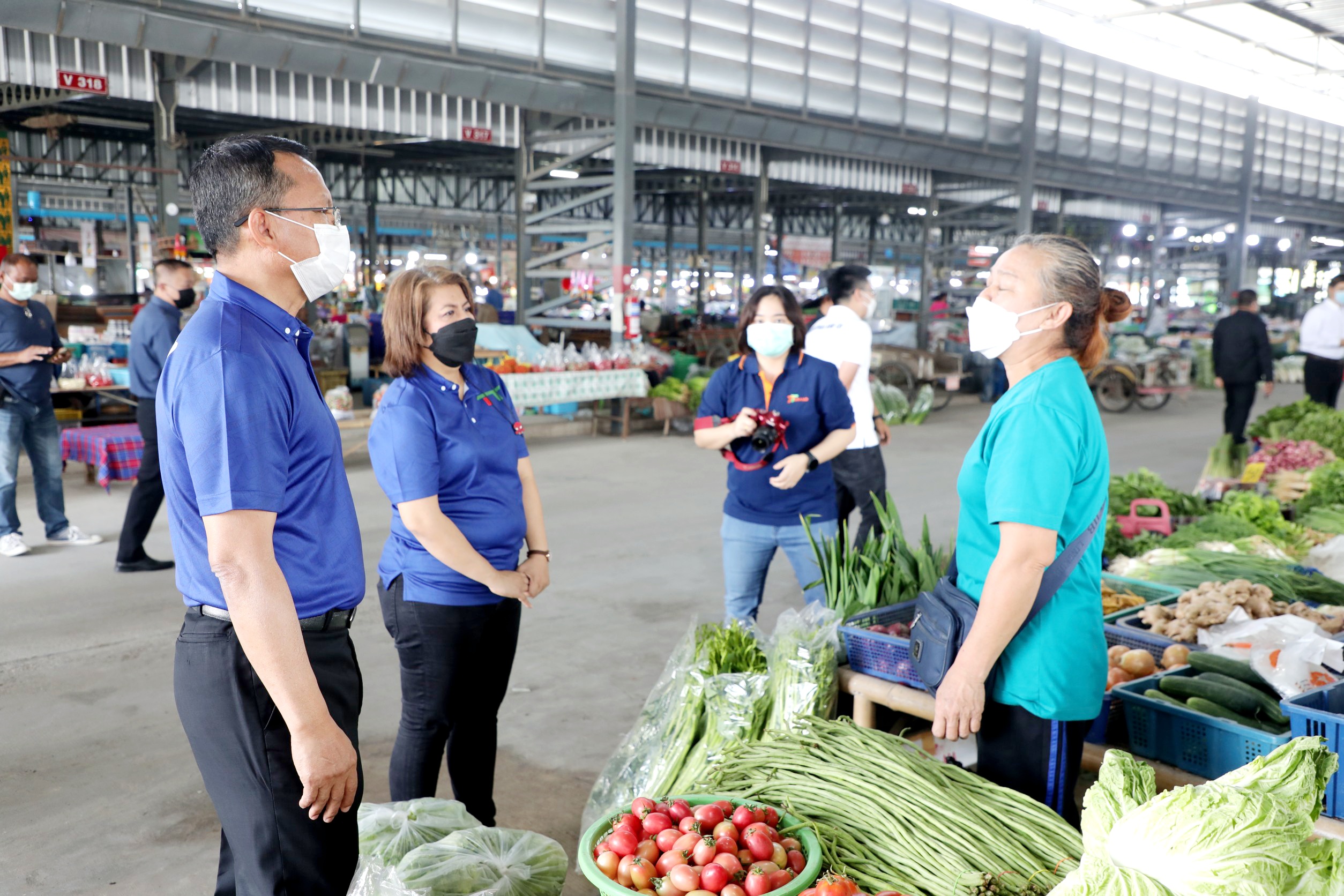 "สมศักดิ์" บุกตลาดเทิดไทโคราช ให้กำลังใจพ่อค้าแม่ค้าพร้อมติดตามราคาหมูยังขาย 150 ต่อกิโล 