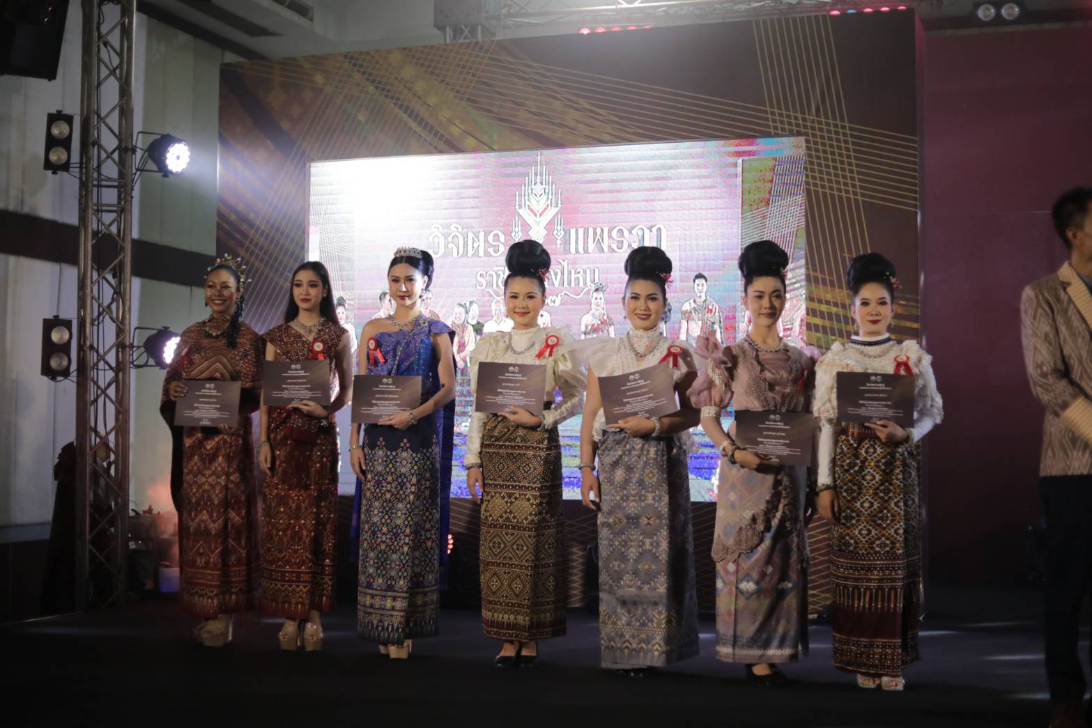 กาฬสินธุ์สนั่นเวทีนางแบบ-นายแบบยกสตูผ้าโชว์งานวิจิตรแพรวาราชินีแห่งไหม