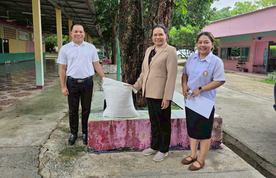 ศมข.สุรินทร์ หนุนโรงเรียนชายแดน มอบข้าวพื้นเมือง “ปกาอำปึล” สู่แปลงเรียนรู้