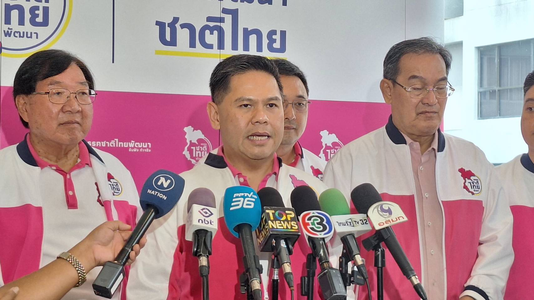 “วราวุธ” ยันยังไม่มีสัญญาณปรับครม. ชี้ข่าวโยกนั่งรมต.บัวแก้วคงเห็นพูดอังกฤษคล่อง บอกพูดเก่งไม่พอ