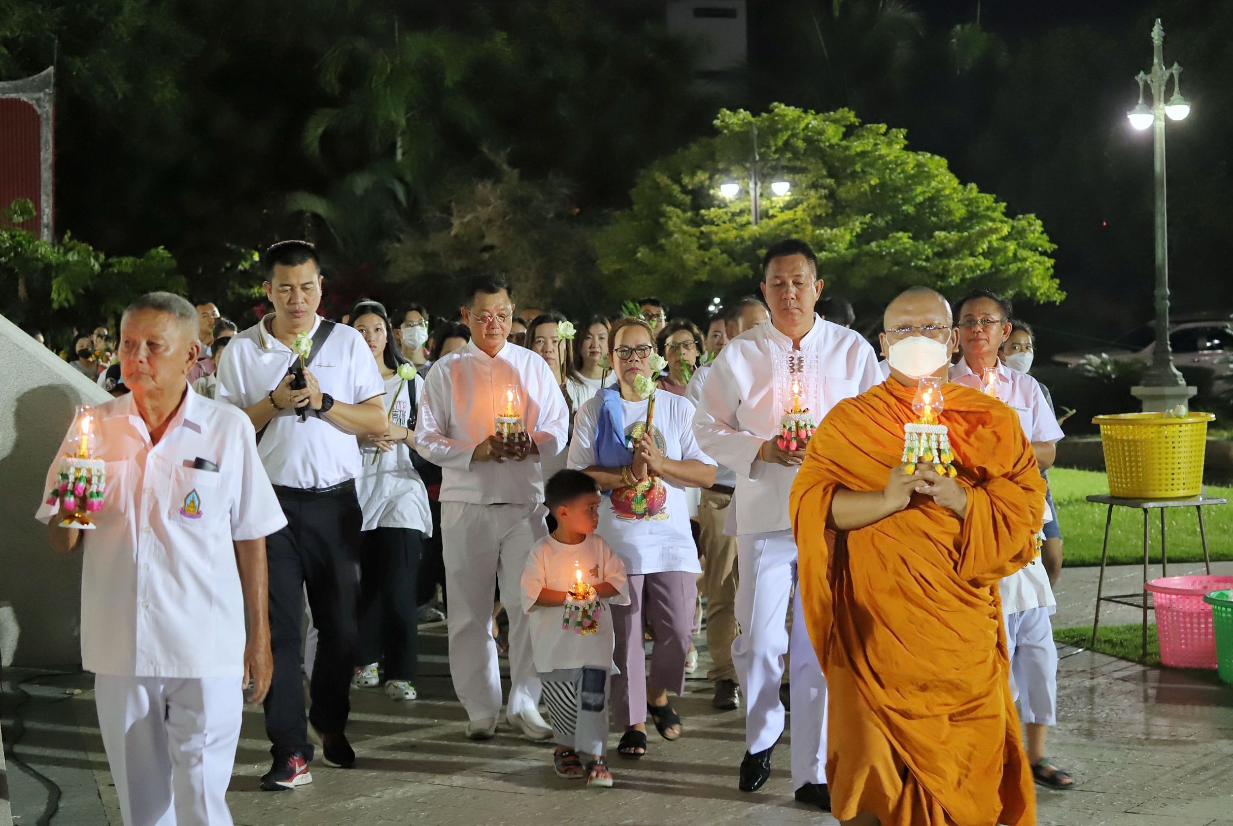 ผู้ว่าฯชลบุรีนำพุทธศาสนิกชนเวียนเทียนสืบสานประเพณีวันอาสาฬหบูชา