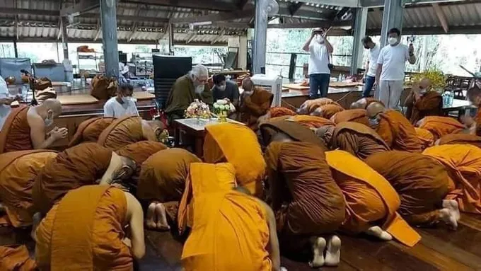  ชาวเน็ตสงสัยพระสงฆ์สามารถกราบฆราวาสได้หรือ  หลังเข้าร่วมงานอดีตพระยันตระกลับไทยฉลองวันเกิด  