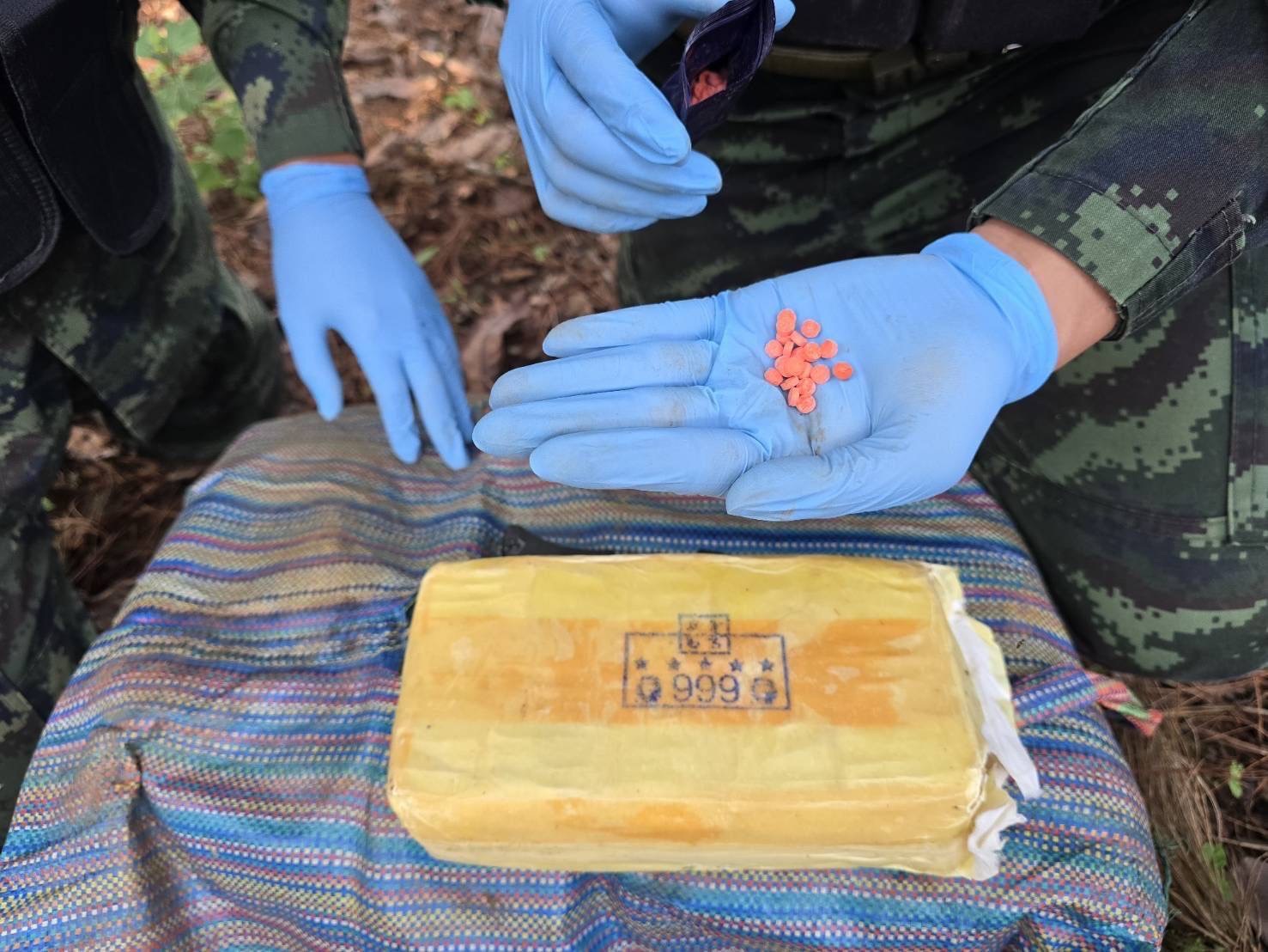 ขนกันถี่ยิบ! คาราวานขนยาปะทะทหารผาเมือง ยึดยาบ้า 1 ล้านเม็ด