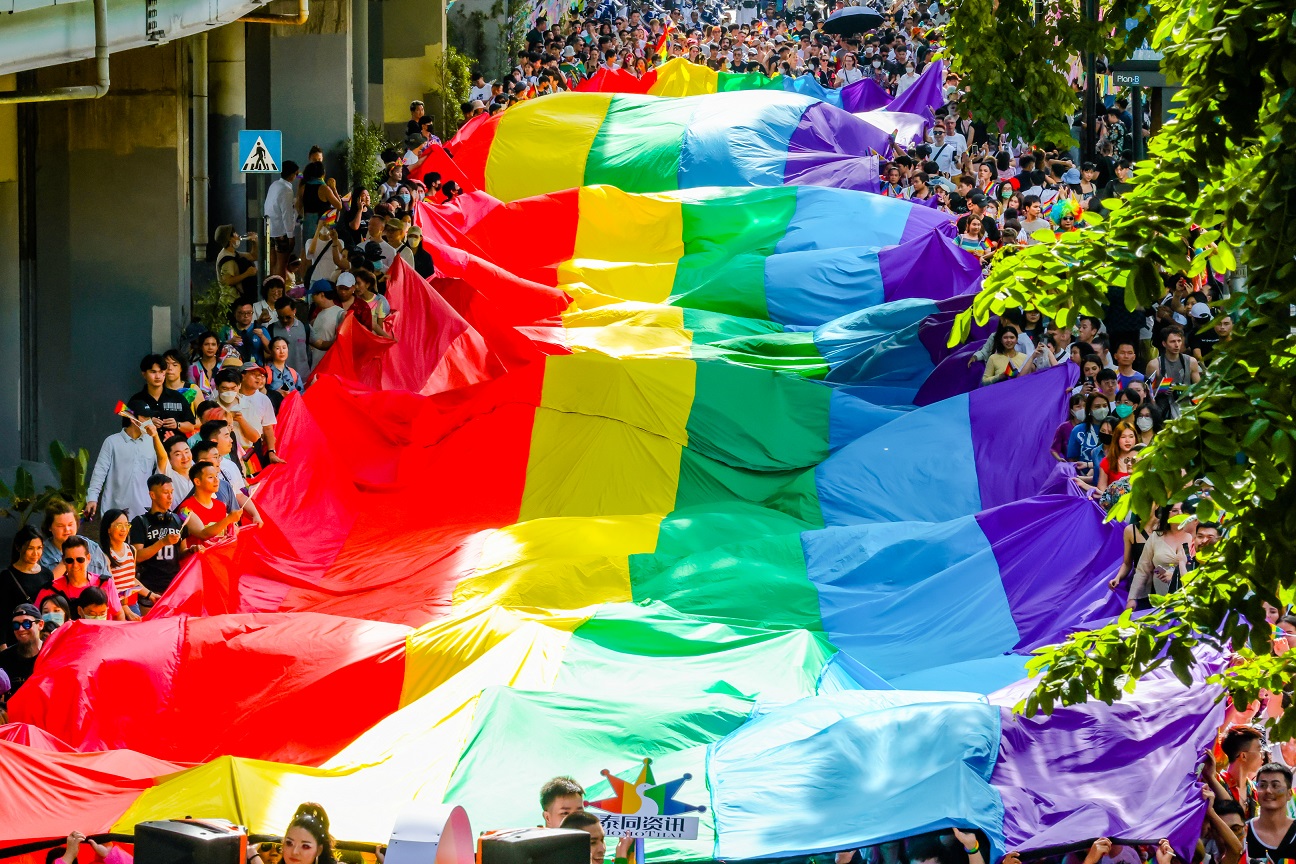 "เซ็นทรัลเวิลด์" แลนด์มาร์กฟินาเล่สุดยิ่งใหญ่ ต้อนรับขบวน Bangkok Pride 2023 LGBTQIAN+ โบกสะบัดธงสีรุ้งยาวที่สุดในไทย