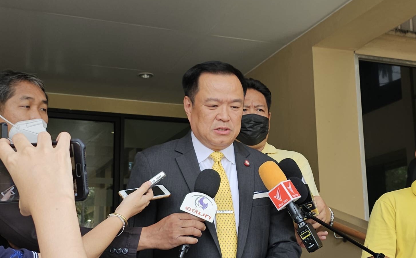"อนุทิน" ปัดวิจารณ์กกต. บอกไม่จับขั้วถามประชาชนหรือยัง เตือนคิดให้ดี ใช้วาทกรรม "เปลี่ยนประเทศ" หาเสียง