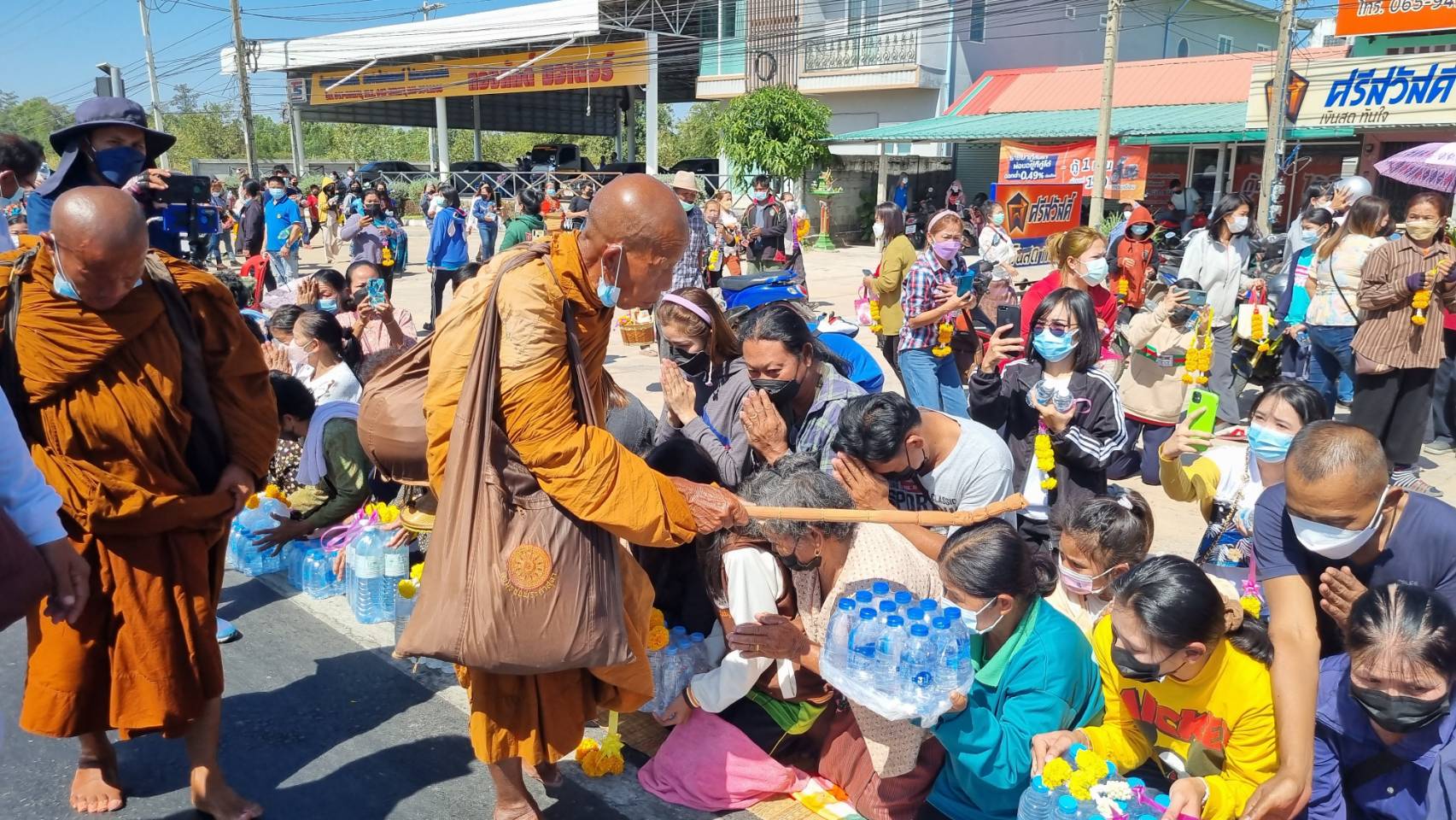 ผู้ว่าฯร่วมพุทธศาสนิกชนร้อยเอ็ด ร่วมทำบุญถวายน้ำดื่มหลวงตาบุญชื่นระหว่างเดินทางกลับวัดนครพนม  