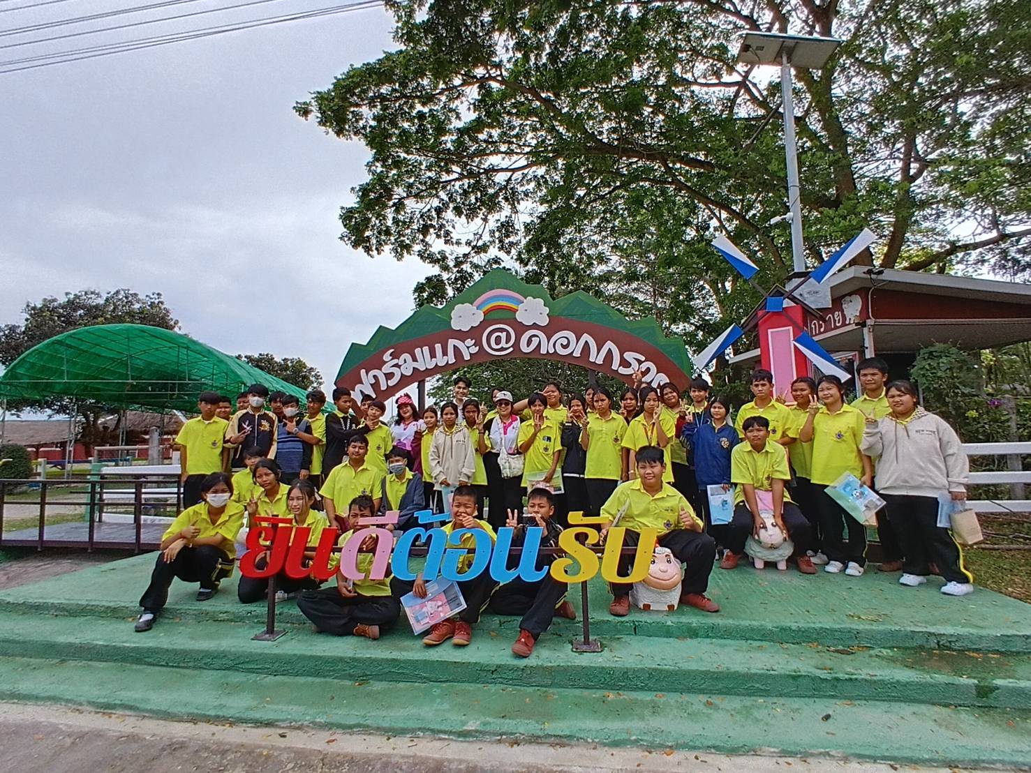 ทต.ทับมา นำประชาชน และนักเรียน เสริมสร้างการเรียนรู้ตามรอยพ่อหลวง ศูนย์บริการการพัฒนาปลวกแดงตามพระราชดำริ จ.ระยอง 