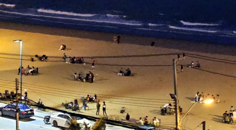 ร้องฝ่ายปกครองตรวจสอบชายหาดจอมเทียน ขายกระท่อม-เหล้า เปิดลำโพงเสียงดัง ยันเช้า