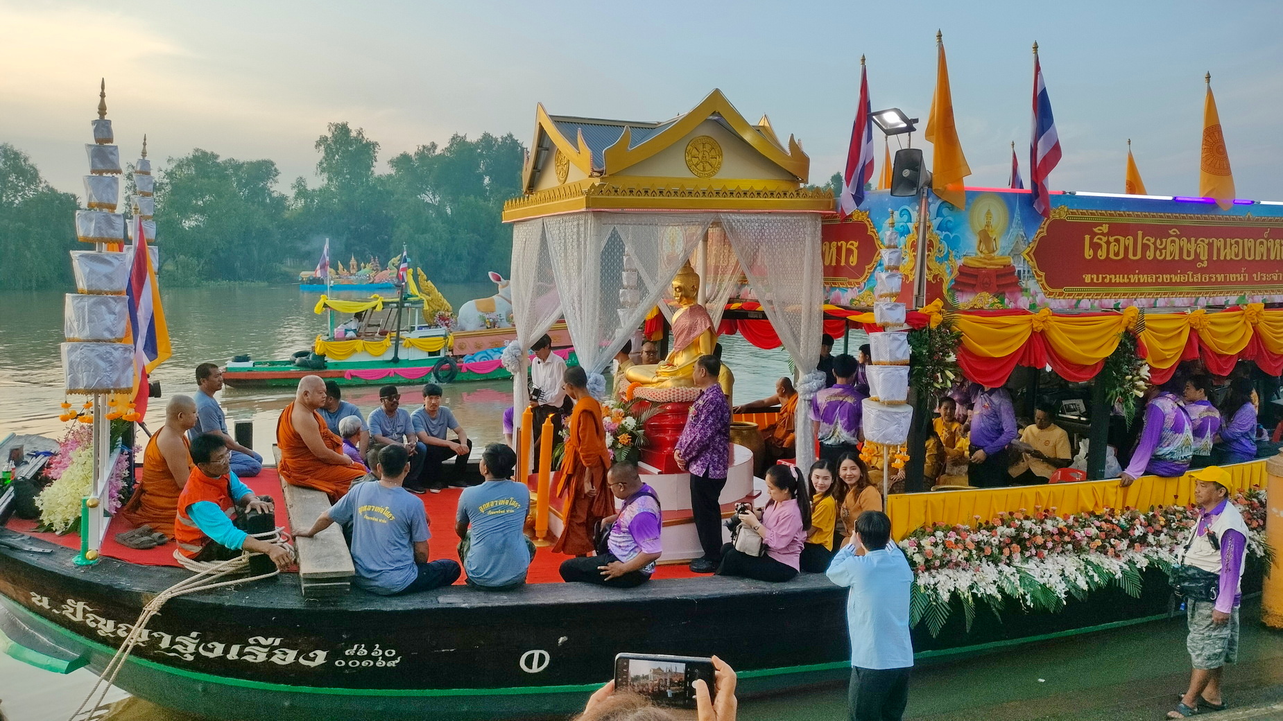 คอหวยแห้ว เลขหางประทัดขบวนเรือหลวงพ่อโสธรไม่ปรากฏให้เสี่ยงทาย