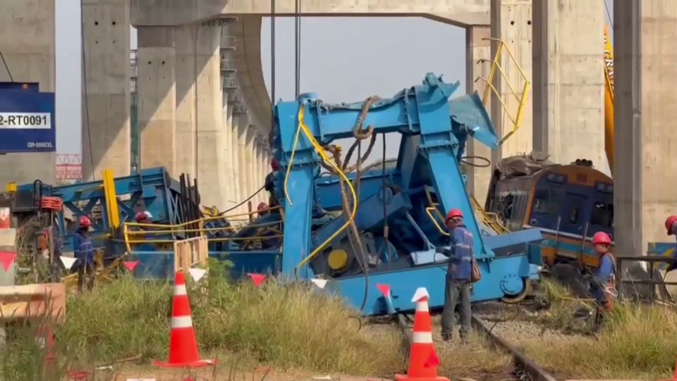 วุ่นไม่จบ! รื้อเครนรถไฟความเร็วสูงยังติดขัด ลอกน้ำเงิน 80 ตันขวางราง กทม.–อุบลฯ
