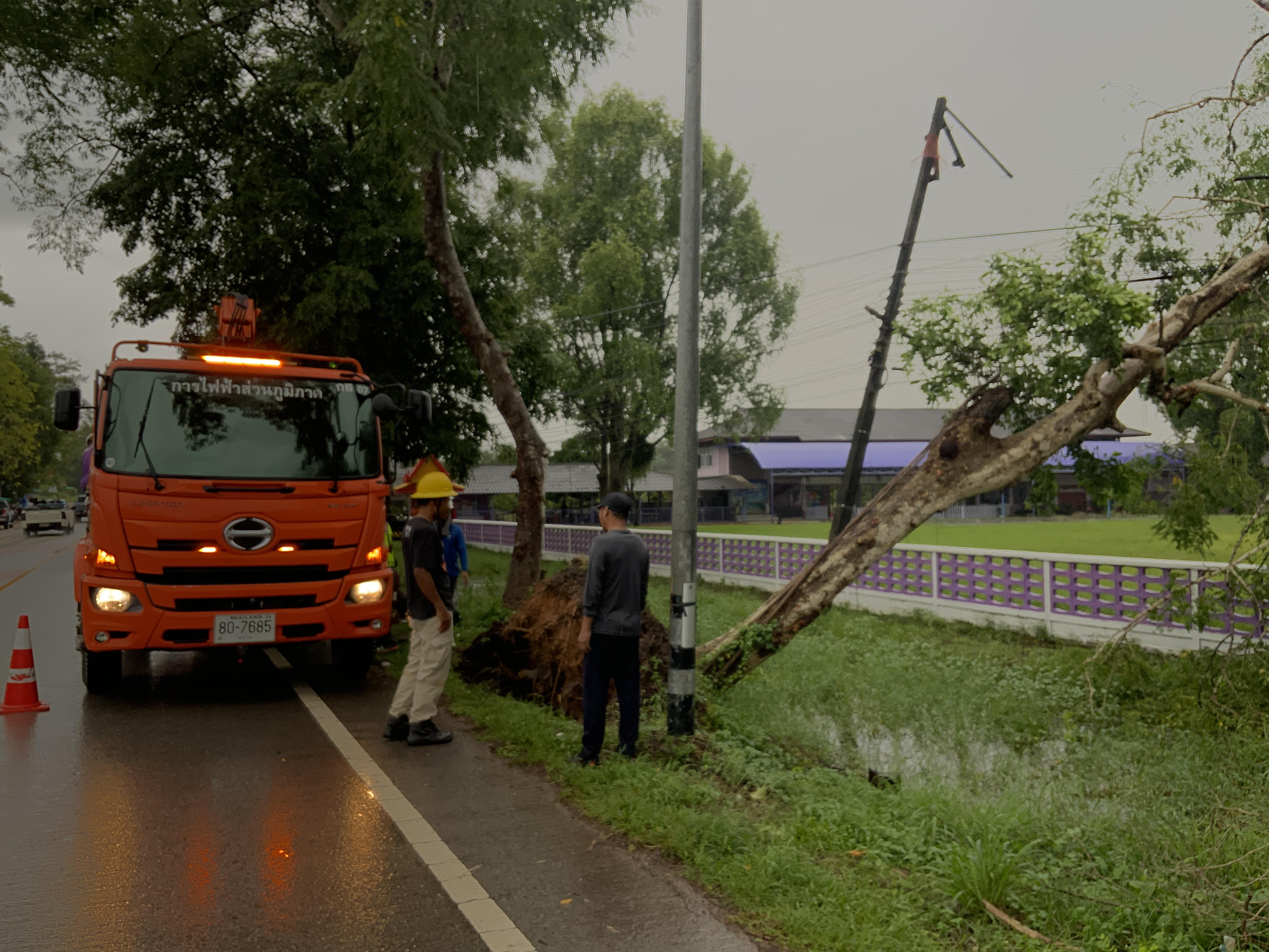 จ.ตราด เสียหายจากลมพายุที่รุนแรง ทำให้บ้านเรือน ต้นไม้ขนาดใหญ่ล้มทับบ้าน ทับสายไฟฟ้า