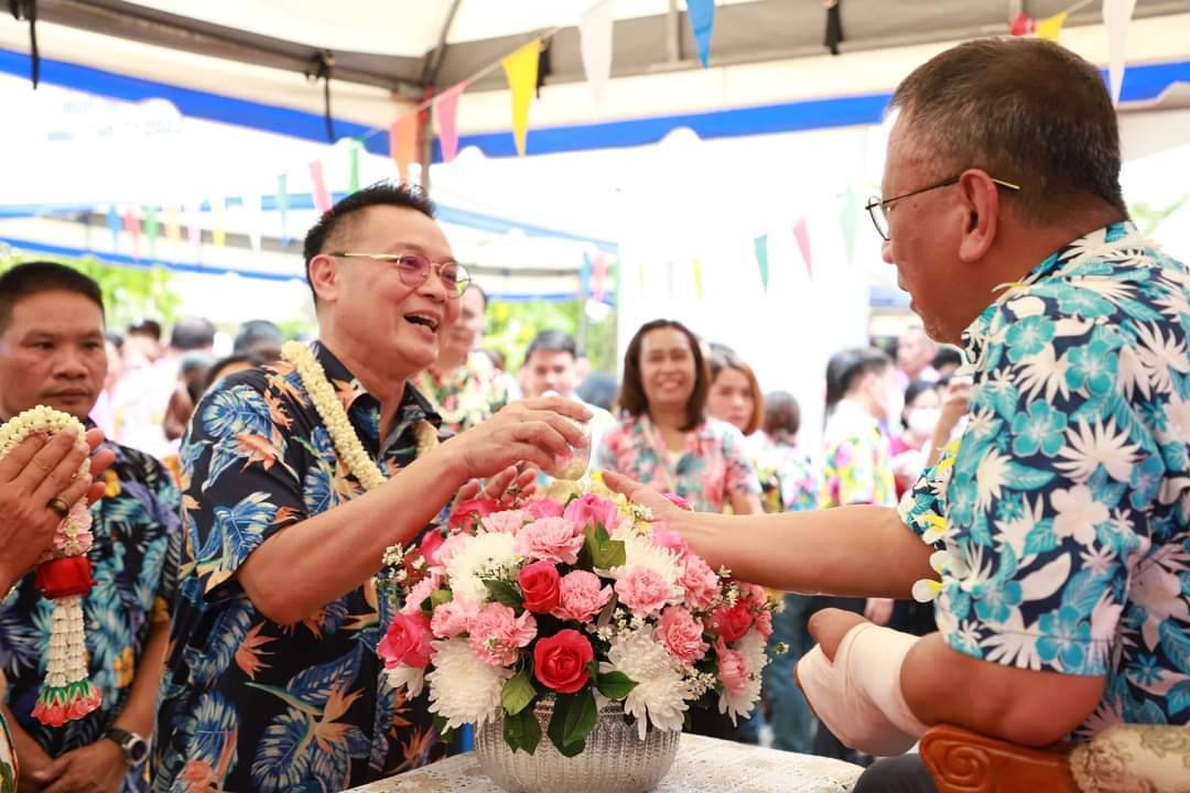 พ่อเมืองยโสธร เปิดจวนรดน้ำขอพรเนื่องในวันสงกรานต์ "วันปีใหม่ไทย ปี 2566"