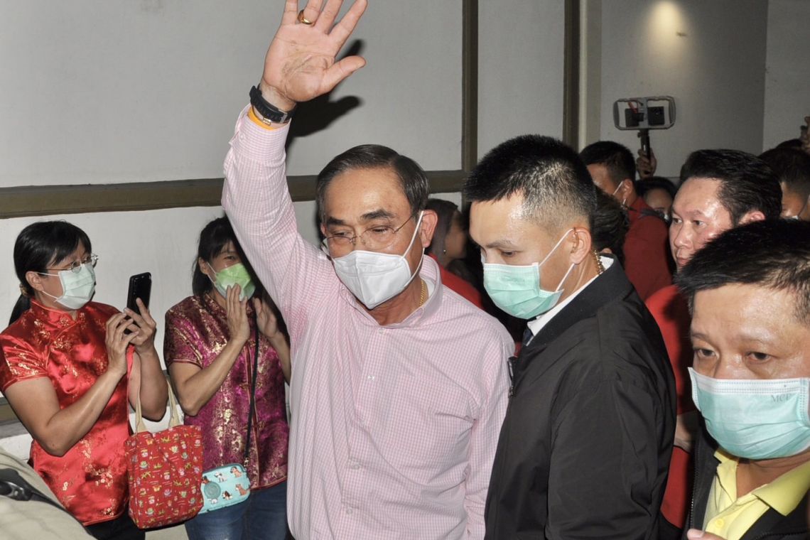 "บิ๊กตู่" พบแฟนคลับย่านเยาวราช เสียงเชียร์กระหึ่มสู้ๆ