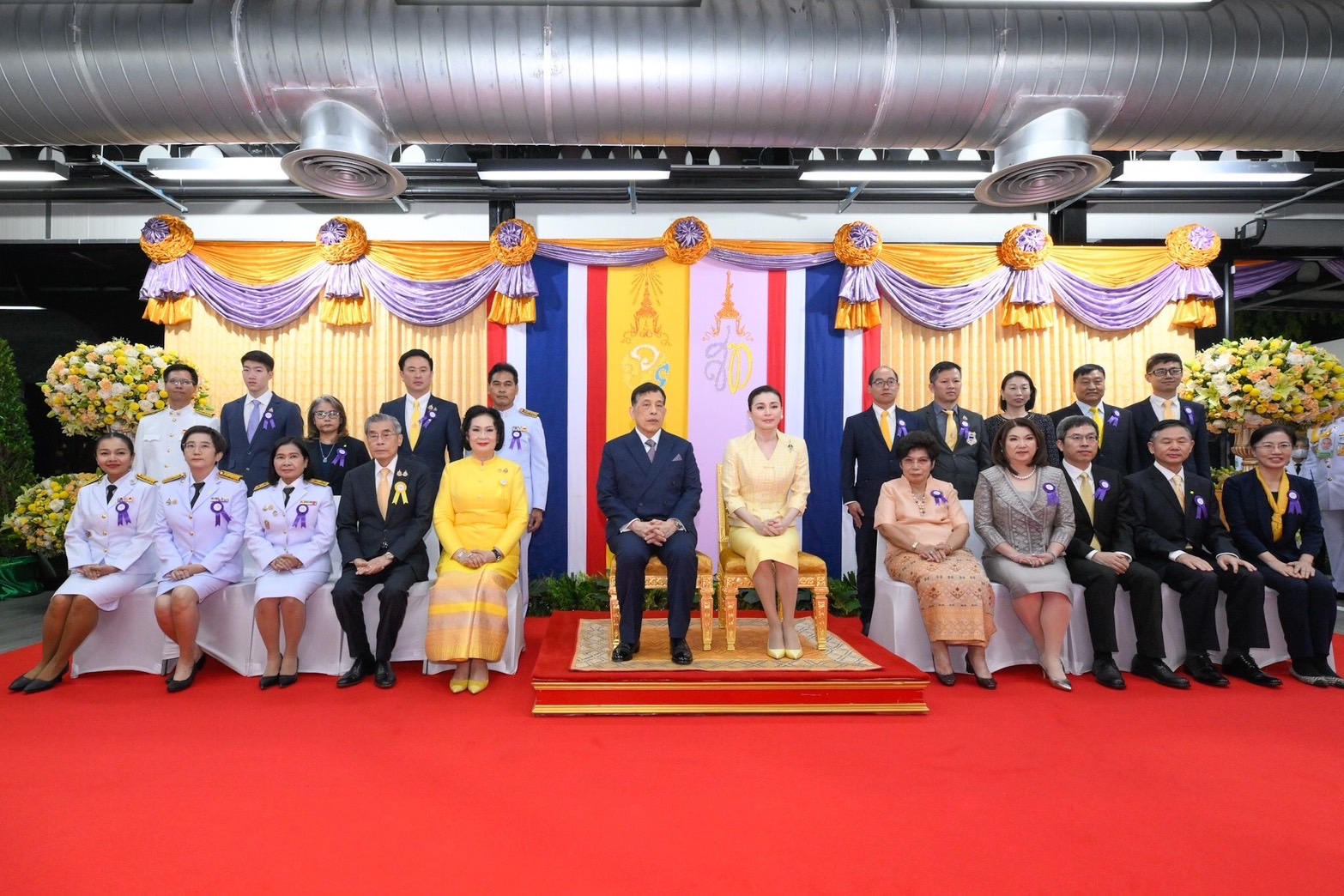 "ในหลวง" ทอดพระเนตร "พระราชินี" ทรงร่วมแข่งขันฮอกกี้น้ำแข็งกระชับมิตร ระหว่างสาธารณรัฐประชาชนจีนและราชอาณาจักรไทย 