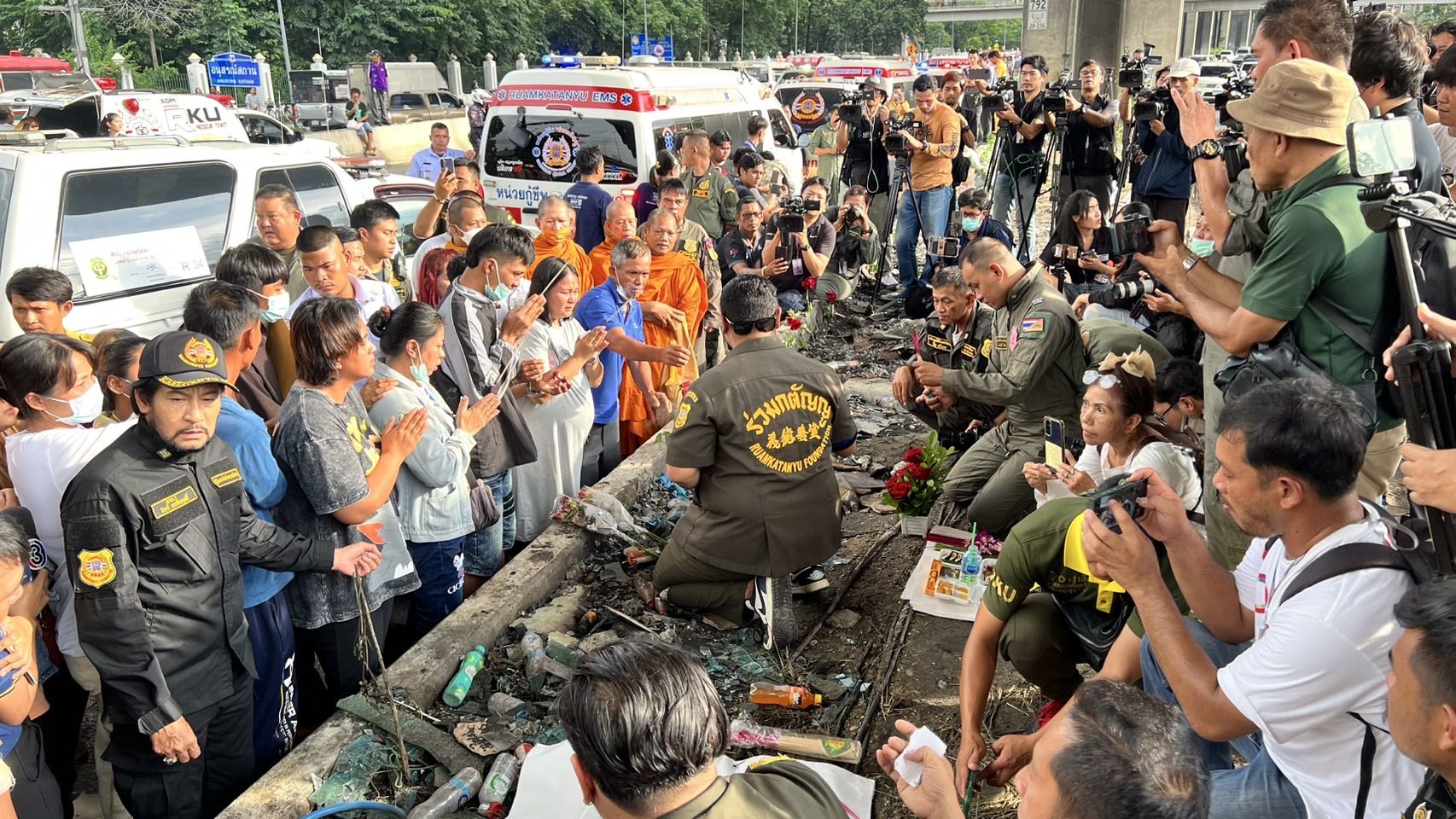 ขบวนนำร่างน้องถึงจุดเกิดเหตุรถบัสไฟไหม้ เชิญวิญญาณ ส่งน้องกลับบ้าน 