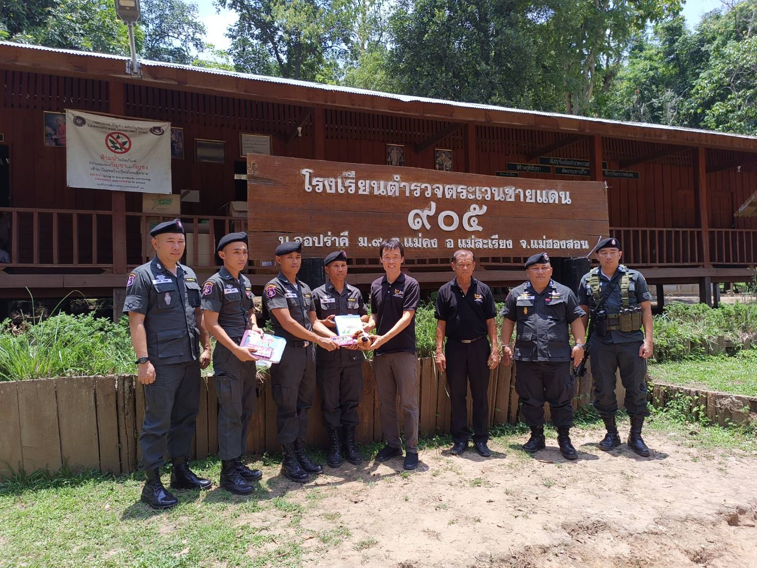 HL มอบหน้ากากอนามัยให้โรงเรียน ตชด. 3 แห่ง
