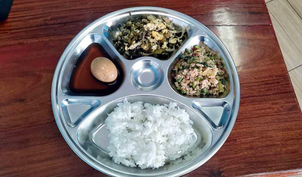แน่นร้าน!! ลูกแห่ชิมข้าวแกงถาดหลุม ตักข้าวได้ตามใจ ราคาประหยัด
