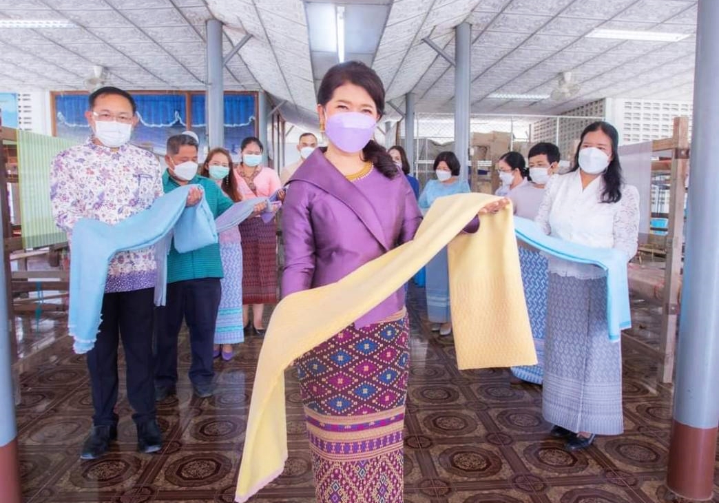 ชาวสุราษฎร์ฯ ยึดมั่นพระราชปณิธาน “สืบสาน อนุรักษ์ศิลป์ผ้าถิ่นไทย ดำรงไว้ในแผ่นดิน”
