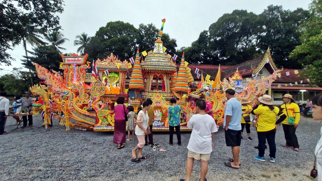 ชาวพุทธศาสนิกชนสตูล ตักบาตรเทโว ก่อนร่วมชักพระ สืบสาน ประเพณี
