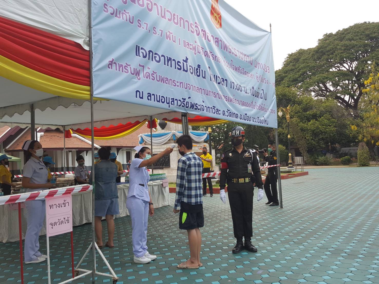 จิตอาสาพระราชทาน ปรุงข้าวกล่องแจกฟรี พร้อมน้ำดื่ม ให้กับประชาชน