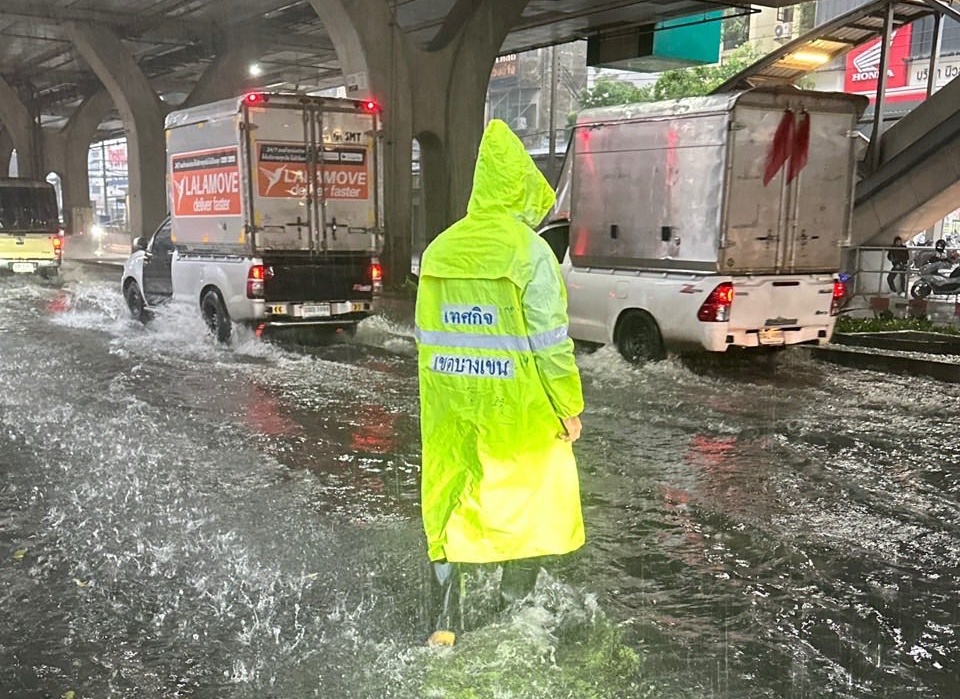 ฝนถล่มกรุง! “จตุจักร หลักสี่ บางเขน ดอนเมือง” อ่วมน้ำท่วมขัง