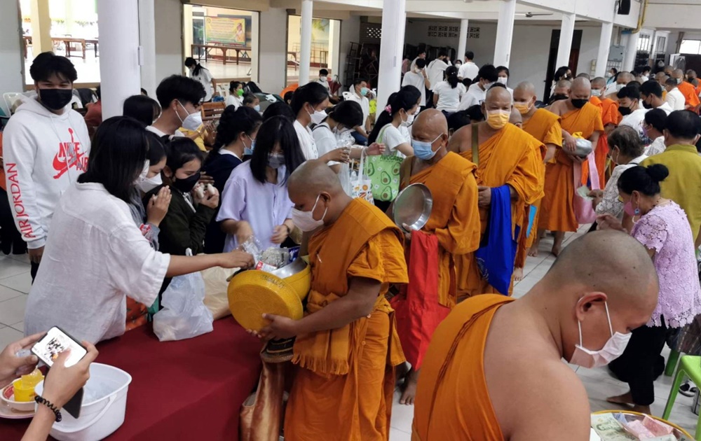 ผู้ว่าฯบุรีรัมย์ นำพุทธศาสนิกชน ร่วมใจเข้าวัด ทำบุญตักบาตร “วันอาสาฬหบูชา”